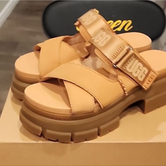 Ugg Ashton Chunky Sandal - Picture 8 of 9